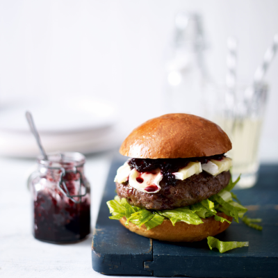 aberdeen-angus-burgers-with-beetroot-relish-camembert