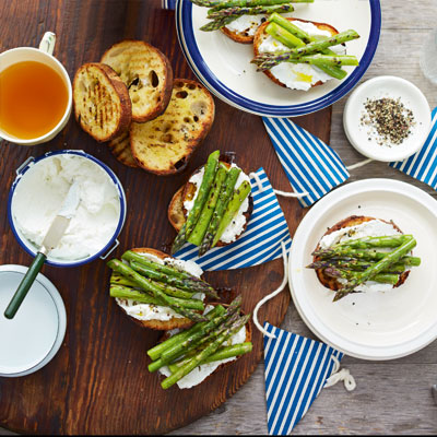 asparagus-and-curd-cheese-toasts