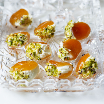 apricots-with-mascarpone-and-pistachios