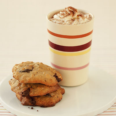 banana-choc-chip-cookies-with-hot-chocolate