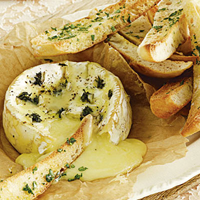 baked-camembert-with-garlic-ciabatta-toasts