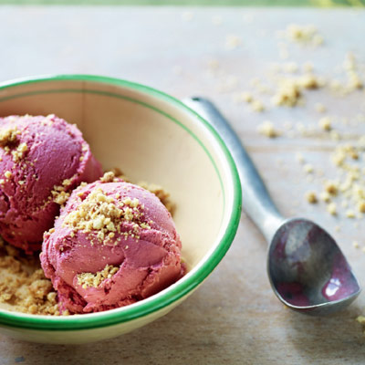 blackberry-and-apple-ice-cream-with-crumble-topping