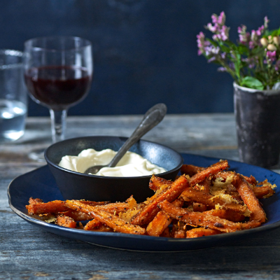 baked-parmesan-carrot-chips-with-aioli