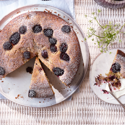 blackberry-almond-and-cinnamon-cake