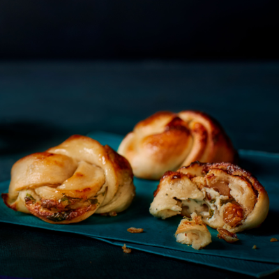 blue-cheese-and-walnut-pizza-knots