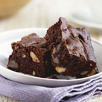 chocolate-brownies-with-pears-and-brazil-nuts