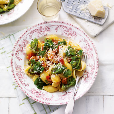 conchiglie-pasta-with-flower-sprouts-chorizo