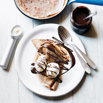 chocolate-pancakes-with-maple-and-pecan-ice-cream