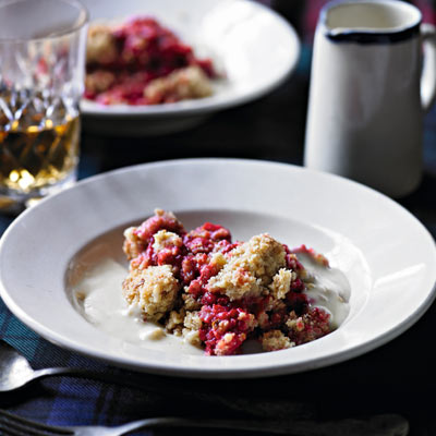 crunchy-oatmeal-and-raspberry-crumble-with-warm-drambuie-custard