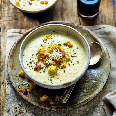 cauliflower-cheese-soup-with-crispy-croutons