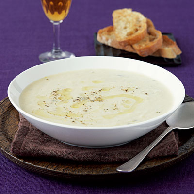 easy-cauliflower-soup-with-stilton-served-with-chilli-toasts