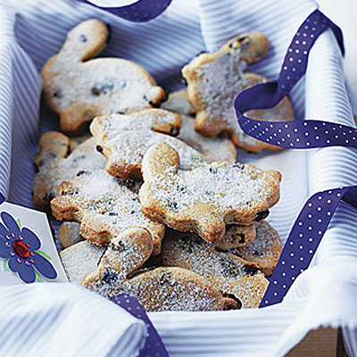 easter-bunny-biscuits-with-currants-and-mixed-spice