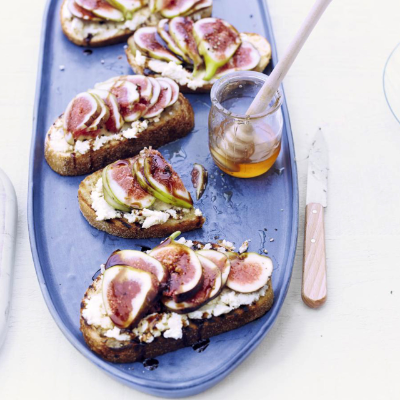 fresh-figs-with-ricotta-toast-balsamic