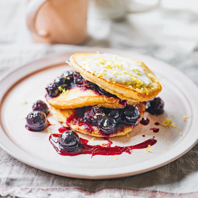 fluffy-pancakes-with-blueberry-compote-creamy-vanilla-topping