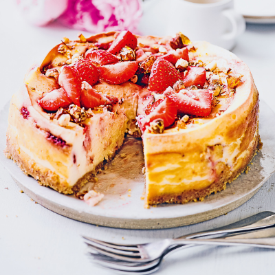 georgina-hayden-s-baked-strawberry-praline-cheesecake