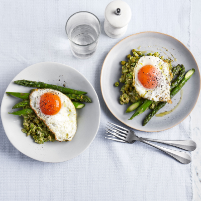 green-pea-porridge-with-asparagus-and-fried-egg
