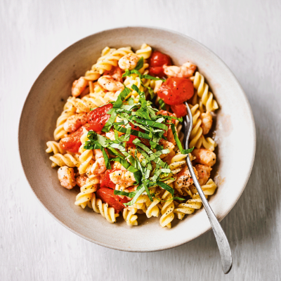 garlic-prawns-tomato-pasta