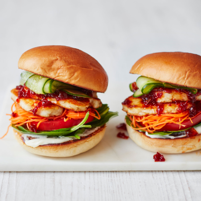 halloumi-burgers-with-chilli-jam-spinach-carrot-and-cucumber