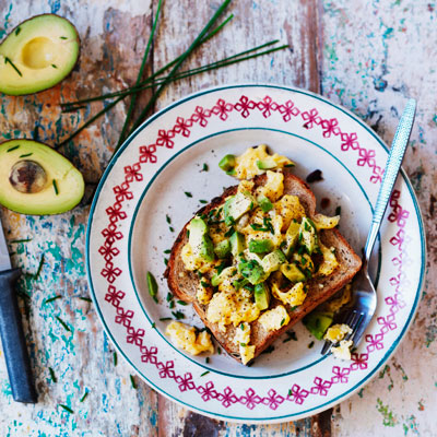 scrambled-eggs-and-avocado-served-with-seeded-toast