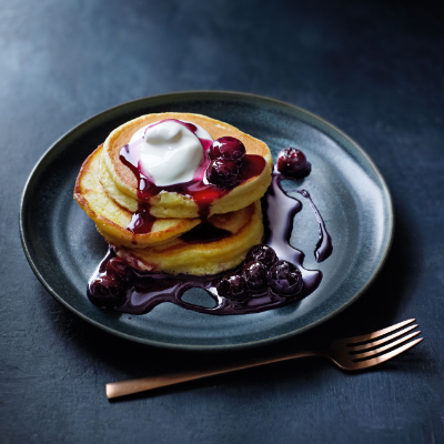 lemon-ricotta-hotcakes-with-blueberry-syrup