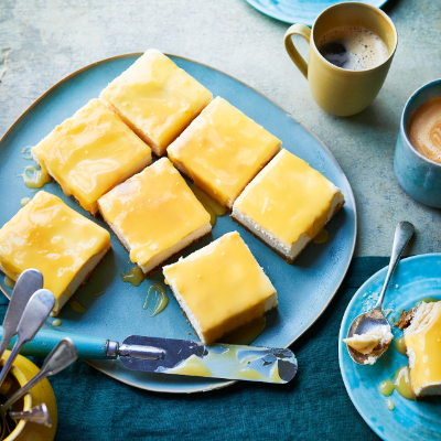 lemon-curd-baked-cheesecake-with-ginger-nut-base