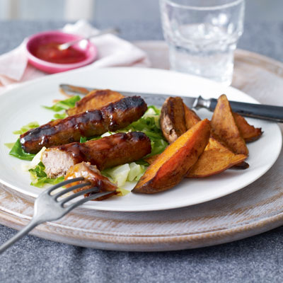 marmalade-glazed-sausages-with-spicy-sweet-potato-wedges