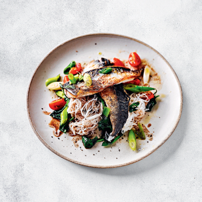 mackerel-with-five-spice-tomatoes-spinach-noodles