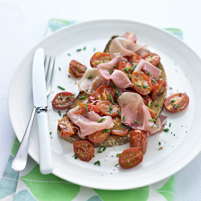 mediterranean-ham-and-tomatoes-on-toast