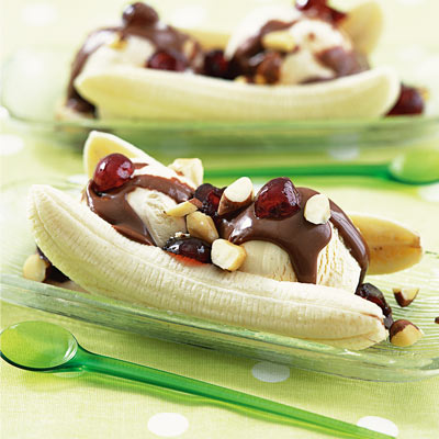 nutty-banana-split-with-warm-chocolate-sauce