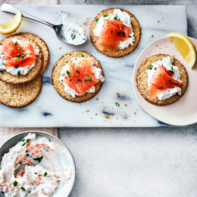 oatcakes-topped-with-skyr-and-smoked-salmon