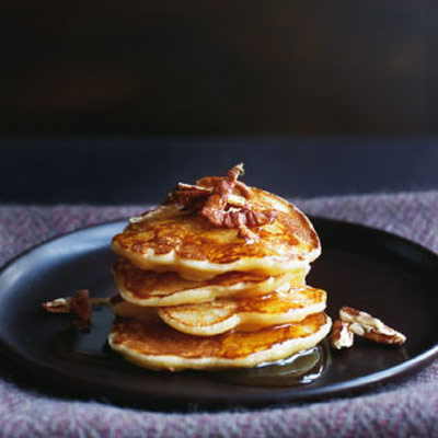 pear-and-buttermilk-pancakes-with-maple-syrup
