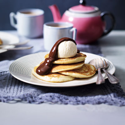 perfect-buttermilk-pancakes-with-chocolate-sauce