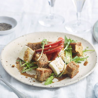 peach-brie-and-rocket-salad-with-rye-croutons