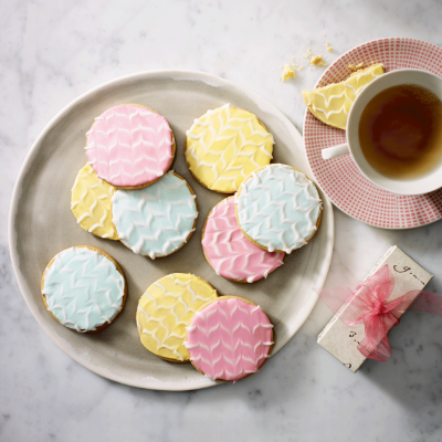 pretty-feather-iced-biscuits