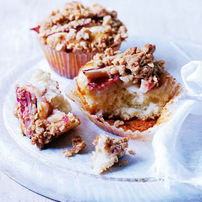 rhubarb-crumble-muffin
