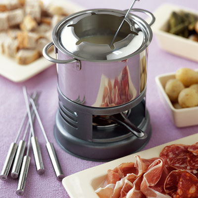 swiss-cheese-fondue-with-emmental-and-gruyere