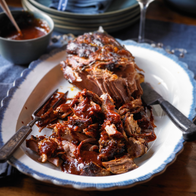 smoked-pulled-pork-shoulder-with-chipotle-chilli-sauce