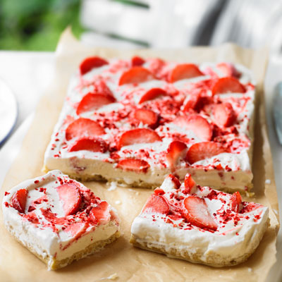 strawberry-ripple-shortbread-slice