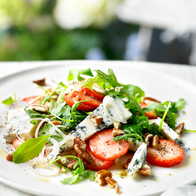strawberry-toasted-pecan-and-gorgonzola-salad