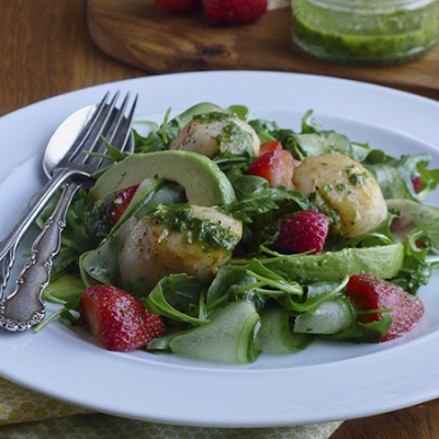 natural-kitchen-adventures-scallop-strawberry-salad-with-a-basil-lime-dressing