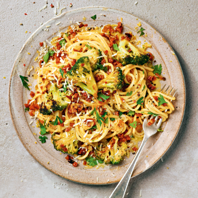 spaghetti-with-sauted-broccoli-chorizo-crumb