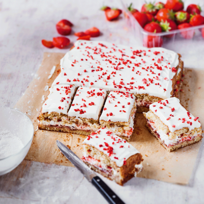 strawberries-cream-tray-bake