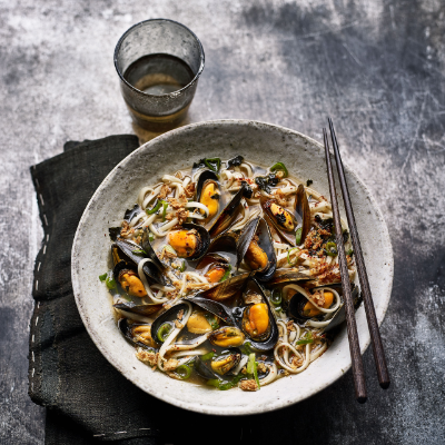 udon-noodles-with-mussels-in-dashi-broth